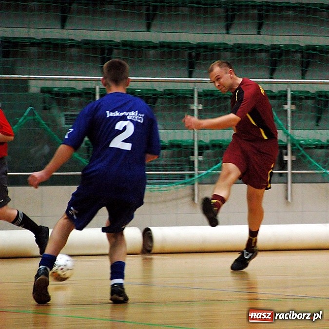 Zdjęcie w galerii na portalu naszraciborz.pl: Czarne Koszule gromią w debiucie wiadomości z regionu