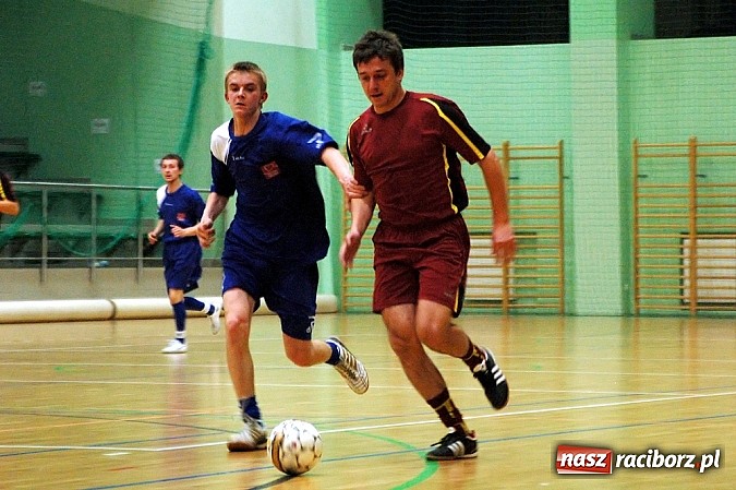 Zdjęcie w galerii na portalu naszraciborz.pl: Czarne Koszule gromią w debiucie wiadomości z regionu