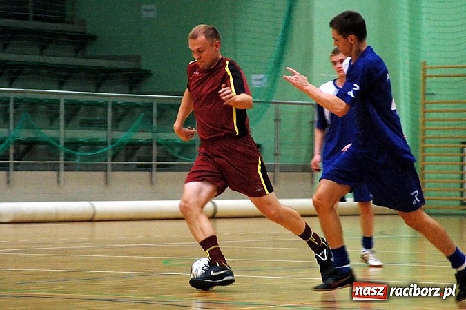 Zdjęcie w galerii na portalu naszraciborz.pl: Czarne Koszule gromią w debiucie wiadomości z regionu