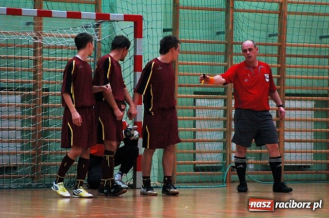 Zdjęcie w galerii na portalu naszraciborz.pl: Czarne Koszule gromią w debiucie wiadomości z regionu