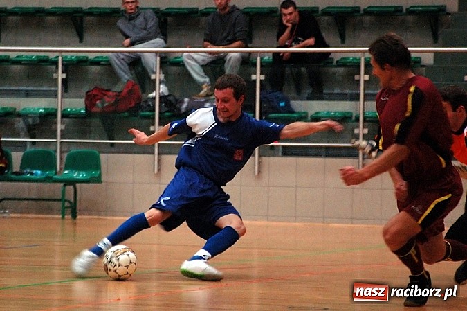 Zdjęcie w galerii na portalu naszraciborz.pl: Czarne Koszule gromią w debiucie wiadomości z regionu