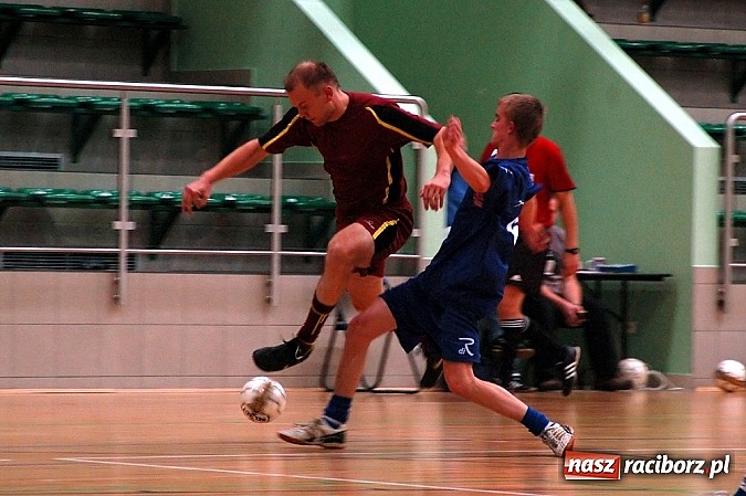 Zdjęcie w galerii na portalu naszraciborz.pl: Czarne Koszule gromią w debiucie wiadomości z regionu