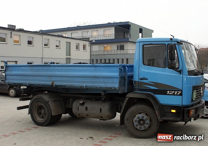 Zdjęcie w galerii na portalu naszraciborz.pl: Zatrzymani sprawcy oszustw przy sprzedaży opału. Tym autem wozili trefny flot wiadomości z regionu