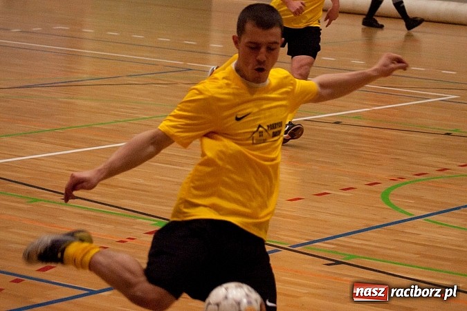 Zdjęcie w galerii na portalu naszraciborz.pl: Beniaminek górą nad mistrzem. Pędzące Byki liderem wiadomości z regionu