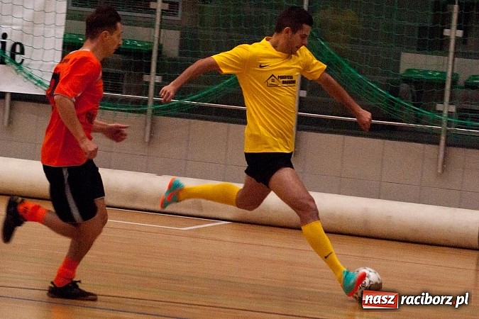 Zdjęcie w galerii na portalu naszraciborz.pl: Beniaminek górą nad mistrzem. Pędzące Byki liderem wiadomości z regionu