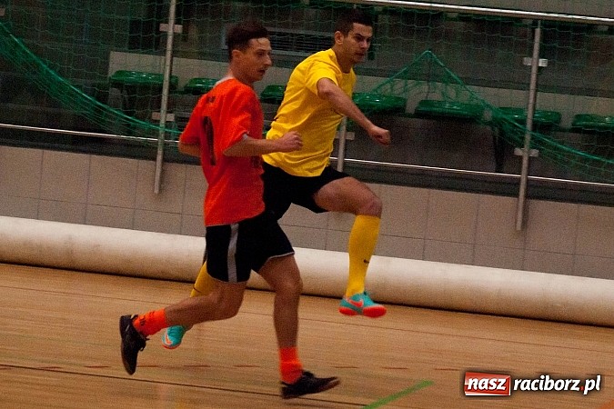 Zdjęcie w galerii na portalu naszraciborz.pl: Beniaminek górą nad mistrzem. Pędzące Byki liderem wiadomości z regionu