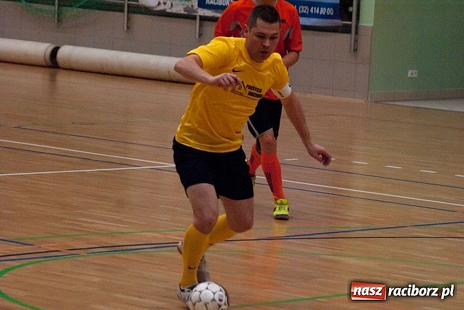 Zdjęcie w galerii na portalu naszraciborz.pl: Beniaminek górą nad mistrzem. Pędzące Byki liderem wiadomości z regionu