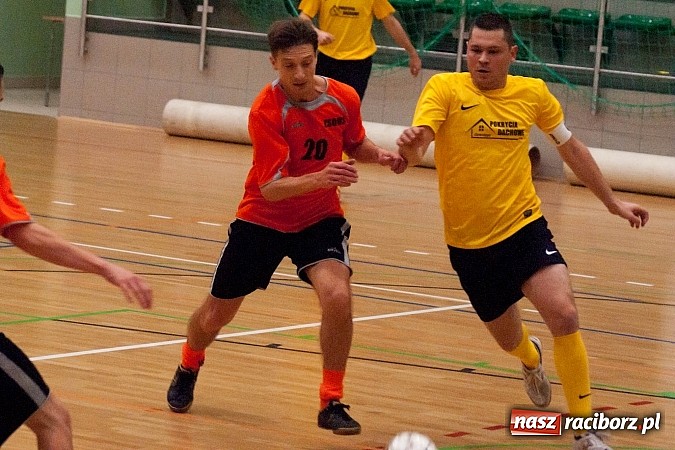 Zdjęcie w galerii na portalu naszraciborz.pl: Beniaminek górą nad mistrzem. Pędzące Byki liderem wiadomości z regionu