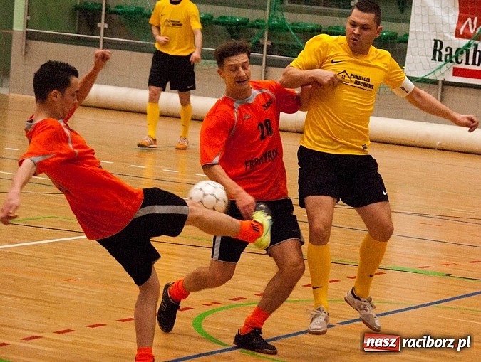 Zdjęcie w galerii na portalu naszraciborz.pl: Beniaminek górą nad mistrzem. Pędzące Byki liderem wiadomości z regionu