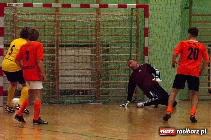 Zdjęcie w galerii na portalu naszraciborz.pl: Beniaminek górą nad mistrzem. Pędzące Byki liderem wiadomości z regionu