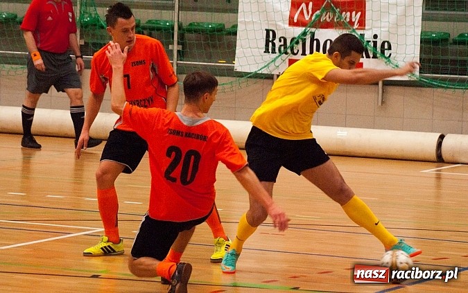 Zdjęcie w galerii na portalu naszraciborz.pl: Beniaminek górą nad mistrzem. Pędzące Byki liderem wiadomości z regionu