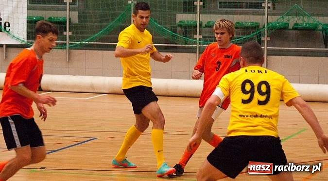 Zdjęcie w galerii na portalu naszraciborz.pl: Beniaminek górą nad mistrzem. Pędzące Byki liderem wiadomości z regionu