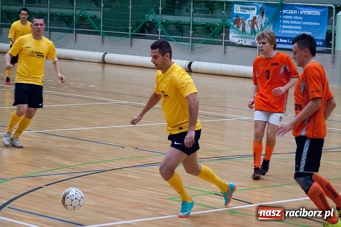 Zdjęcie w galerii na portalu naszraciborz.pl: Beniaminek górą nad mistrzem. Pędzące Byki liderem wiadomości z regionu