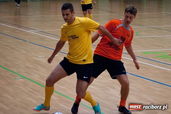 Zdjęcie w galerii na portalu naszraciborz.pl: Beniaminek górą nad mistrzem. Pędzące Byki liderem wiadomości z regionu