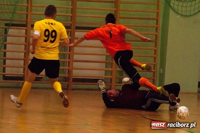 Zdjęcie w galerii na portalu naszraciborz.pl: Beniaminek górą nad mistrzem. Pędzące Byki liderem wiadomości z regionu