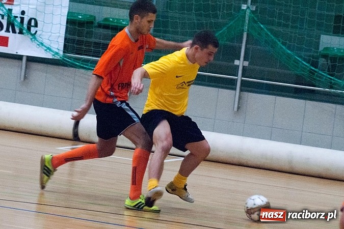 Zdjęcie w galerii na portalu naszraciborz.pl: Beniaminek górą nad mistrzem. Pędzące Byki liderem wiadomości z regionu