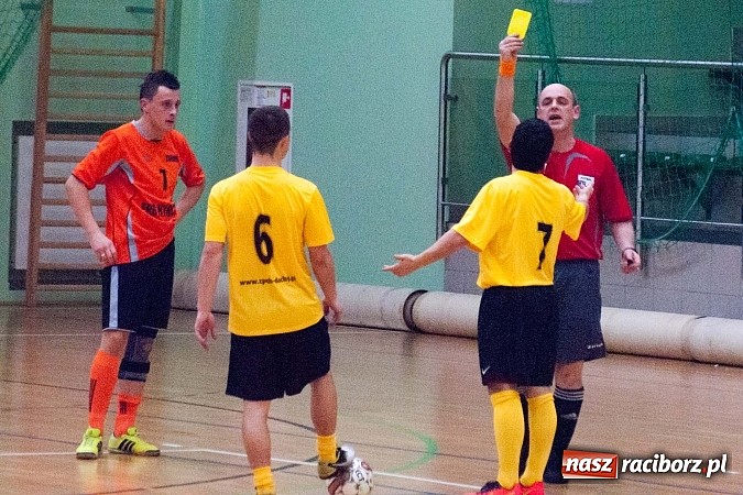 Zdjęcie w galerii na portalu naszraciborz.pl: Beniaminek górą nad mistrzem. Pędzące Byki liderem wiadomości z regionu