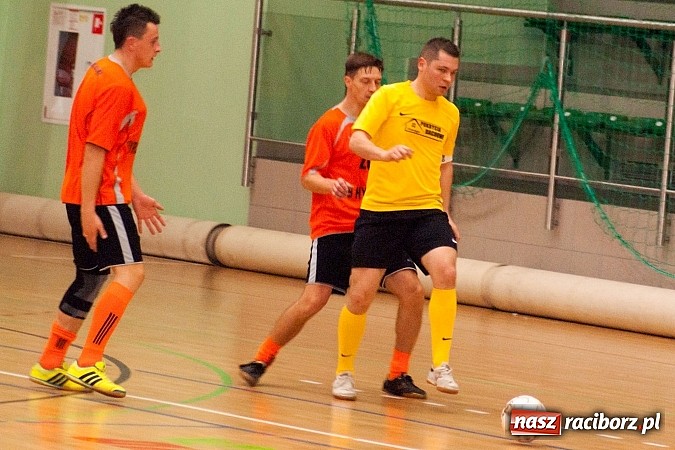 Zdjęcie w galerii na portalu naszraciborz.pl: Beniaminek górą nad mistrzem. Pędzące Byki liderem wiadomości z regionu