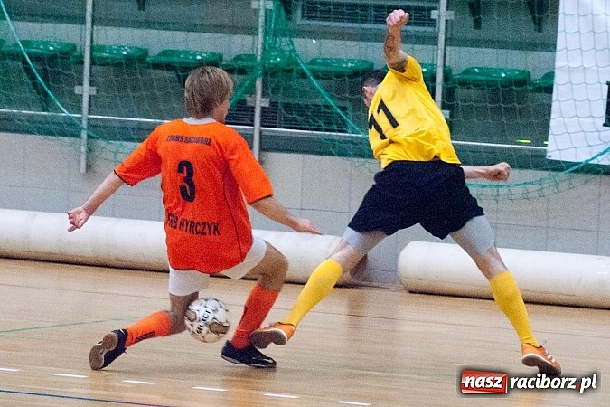 Zdjęcie w galerii na portalu naszraciborz.pl: Beniaminek górą nad mistrzem. Pędzące Byki liderem wiadomości z regionu