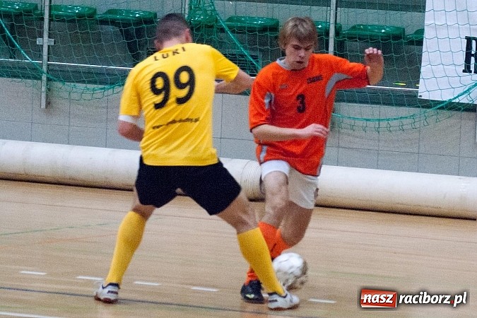 Zdjęcie w galerii na portalu naszraciborz.pl: Beniaminek górą nad mistrzem. Pędzące Byki liderem wiadomości z regionu