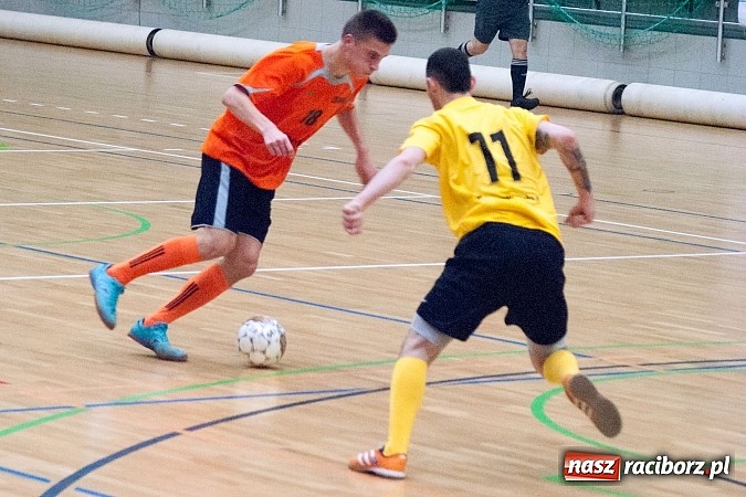 Zdjęcie w galerii na portalu naszraciborz.pl: Beniaminek górą nad mistrzem. Pędzące Byki liderem wiadomości z regionu