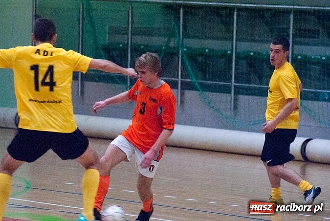 Zdjęcie w galerii na portalu naszraciborz.pl: Beniaminek górą nad mistrzem. Pędzące Byki liderem wiadomości z regionu