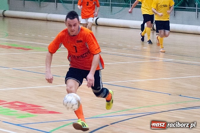 Zdjęcie w galerii na portalu naszraciborz.pl: Beniaminek górą nad mistrzem. Pędzące Byki liderem wiadomości z regionu