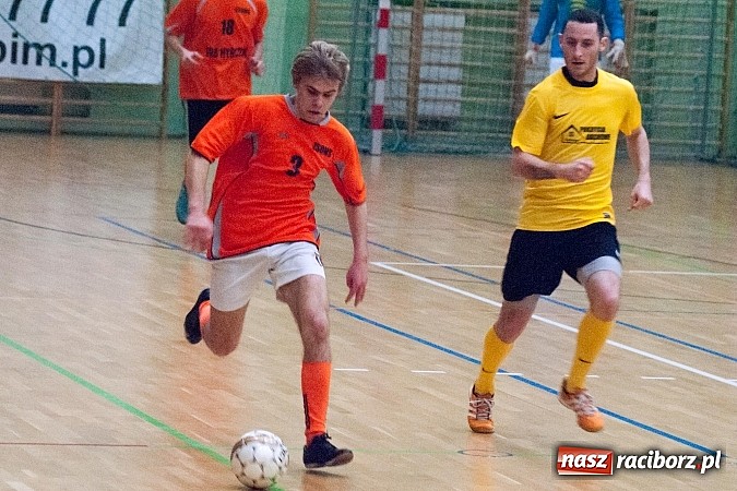 Zdjęcie w galerii na portalu naszraciborz.pl: Beniaminek górą nad mistrzem. Pędzące Byki liderem wiadomości z regionu