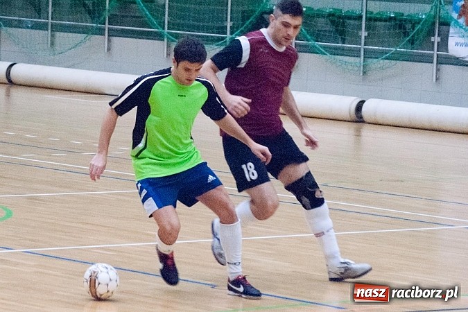 Zdjęcie w galerii na portalu naszraciborz.pl: Beniaminek górą nad mistrzem. Pędzące Byki liderem wiadomości z regionu