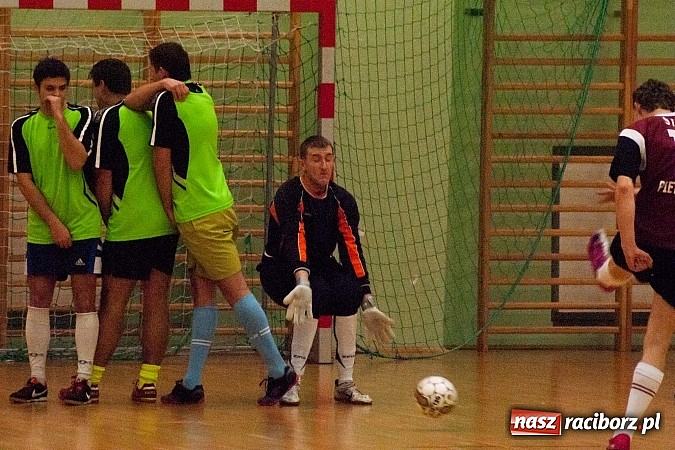 Zdjęcie w galerii na portalu naszraciborz.pl: Beniaminek górą nad mistrzem. Pędzące Byki liderem wiadomości z regionu