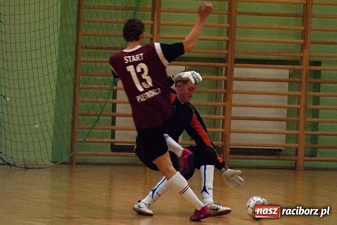 Zdjęcie w galerii na portalu naszraciborz.pl: Beniaminek górą nad mistrzem. Pędzące Byki liderem wiadomości z regionu