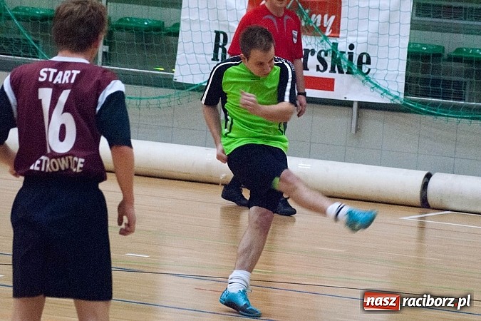 Zdjęcie w galerii na portalu naszraciborz.pl: Beniaminek górą nad mistrzem. Pędzące Byki liderem wiadomości z regionu