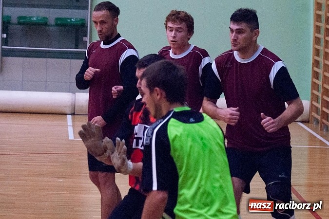 Zdjęcie w galerii na portalu naszraciborz.pl: Beniaminek górą nad mistrzem. Pędzące Byki liderem wiadomości z regionu