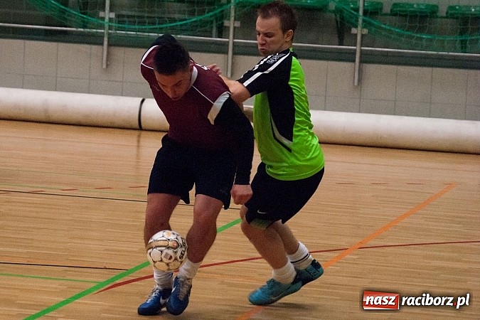 Zdjęcie w galerii na portalu naszraciborz.pl: Beniaminek górą nad mistrzem. Pędzące Byki liderem wiadomości z regionu
