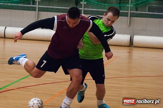 Zdjęcie w galerii na portalu naszraciborz.pl: Beniaminek górą nad mistrzem. Pędzące Byki liderem wiadomości z regionu