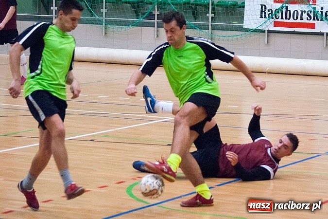 Zdjęcie w galerii na portalu naszraciborz.pl: Beniaminek górą nad mistrzem. Pędzące Byki liderem wiadomości z regionu