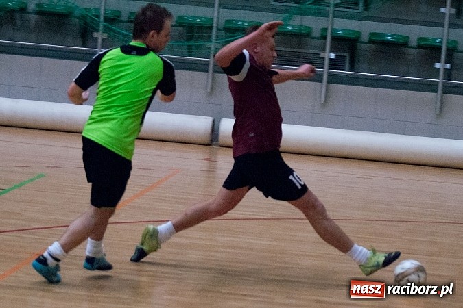 Zdjęcie w galerii na portalu naszraciborz.pl: Beniaminek górą nad mistrzem. Pędzące Byki liderem wiadomości z regionu