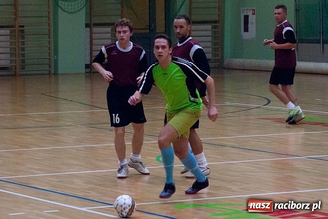 Zdjęcie w galerii na portalu naszraciborz.pl: Beniaminek górą nad mistrzem. Pędzące Byki liderem wiadomości z regionu