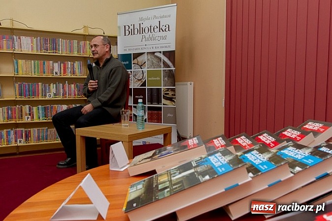 Zdjęcie w galerii na portalu naszraciborz.pl: Biblioteka wieczorową porą z Wojciechem Jagielskim wiadomości z regionu
