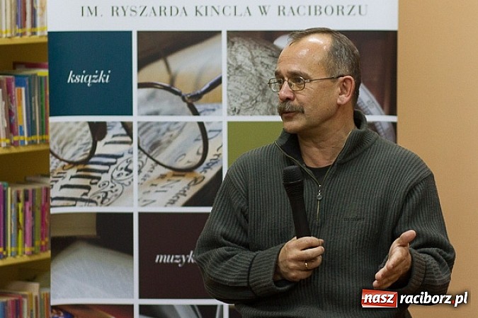 Zdjęcie w galerii na portalu naszraciborz.pl: Biblioteka wieczorową porą z Wojciechem Jagielskim wiadomości z regionu