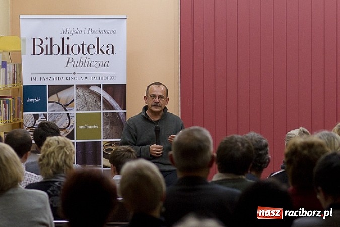 Zdjęcie w galerii na portalu naszraciborz.pl: Biblioteka wieczorową porą z Wojciechem Jagielskim wiadomości z regionu