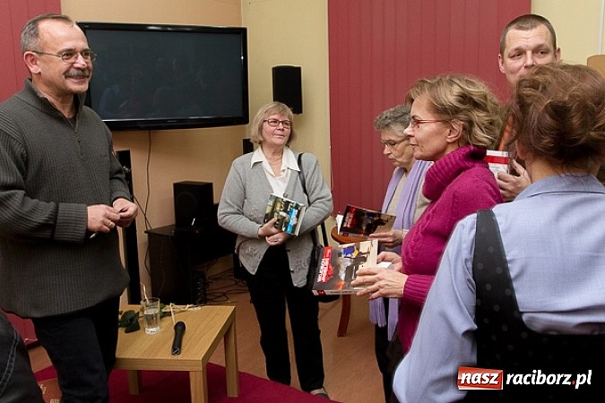 Zdjęcie w galerii na portalu naszraciborz.pl: Biblioteka wieczorową porą z Wojciechem Jagielskim wiadomości z regionu