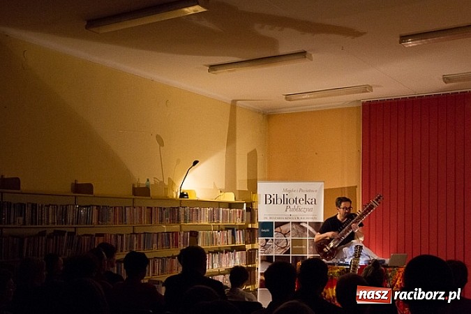 Zdjęcie w galerii na portalu naszraciborz.pl: Biblioteka wieczorową porą z Wojciechem Jagielskim wiadomości z regionu