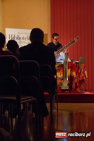 Zdjęcie w galerii na portalu naszraciborz.pl: Biblioteka wieczorową porą z Wojciechem Jagielskim wiadomości z regionu