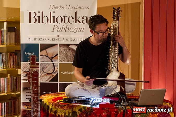 Zdjęcie w galerii na portalu naszraciborz.pl: Biblioteka wieczorową porą z Wojciechem Jagielskim wiadomości z regionu