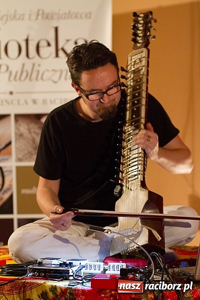 Zdjęcie w galerii na portalu naszraciborz.pl: Biblioteka wieczorową porą z Wojciechem Jagielskim wiadomości z regionu