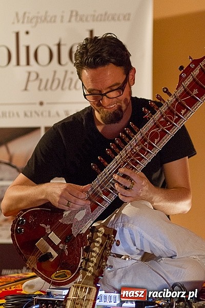 Zdjęcie w galerii na portalu naszraciborz.pl: Biblioteka wieczorową porą z Wojciechem Jagielskim wiadomości z regionu