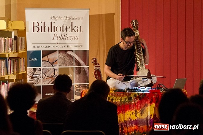 Zdjęcie w galerii na portalu naszraciborz.pl: Biblioteka wieczorową porą z Wojciechem Jagielskim wiadomości z regionu
