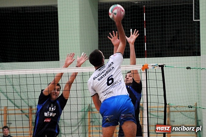 Zdjęcie w galerii na portalu naszraciborz.pl: Klapa przy Łąkowej. AZS przegrał z Juvenią wiadomości z regionu