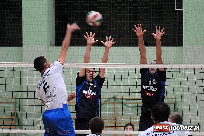 Zdjęcie w galerii na portalu naszraciborz.pl: Klapa przy Łąkowej. AZS przegrał z Juvenią wiadomości z regionu
